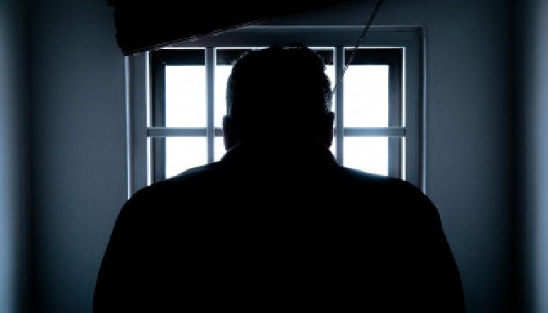BURG TË PËRJETSHËM SE VRAU 43-VJEÇARIN QË I NGACMOI MOTRËN/ Shqiptari del sot para Gjykatës së Apelit në Greqi