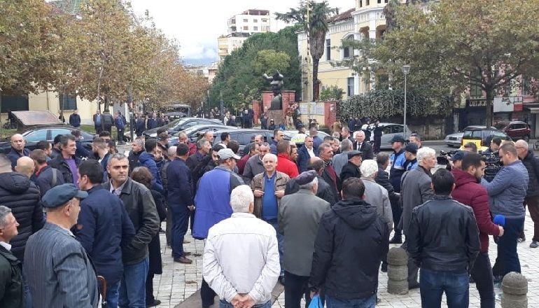 “UNAZA E RE”/ Tensionohet situata, banorët GRUSHTA me policinë