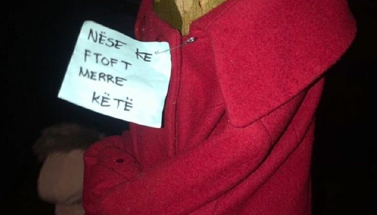 “NËSE KE FTOHTË MERRË KËTË”/ Shqiptarët në Ferizaj marrin nismën e veçantë, veshin pemët me pallto për një qëllim fisnik (FOTO)