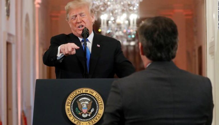 Plas sherri live mes gazetarit të njohur dhe Donald Trump: Nuk e di si të mban CNN (VIDEO)