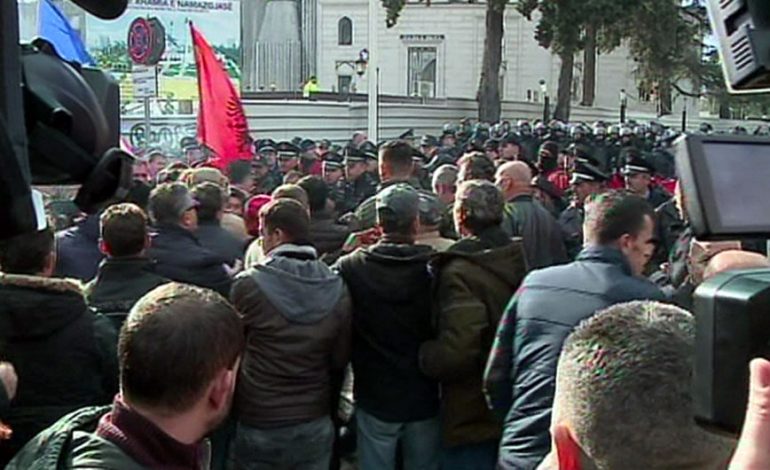 PROTESTUESIT E DHUNSHËM DALIN SOT PARA GJYKATËS/ Banorët e Astirit kërkojnë lirimin e tyre