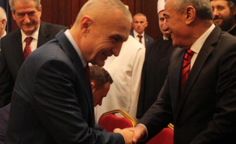 FLAMURI I “BËN BASHKË TË GJITHË”/ Çfarë nuk u pa në media. Nga Meta me Berishën tek… (FOTOT)