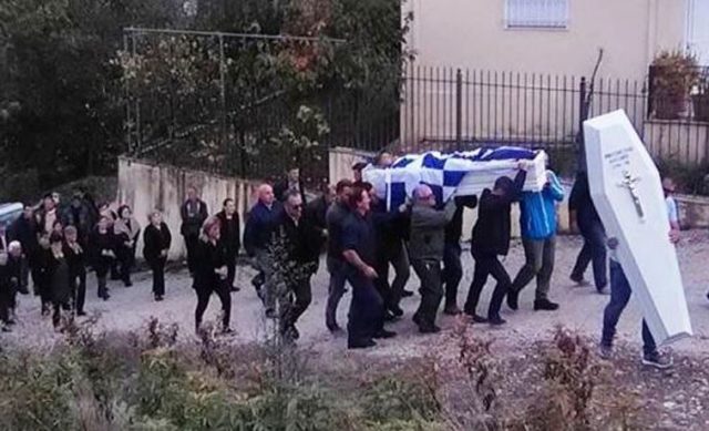 “JE I PAVDEKSHËM”/ Kacifas përcillet për në banesën e fundit në Bularat, ekstremistët grekë brohoritje