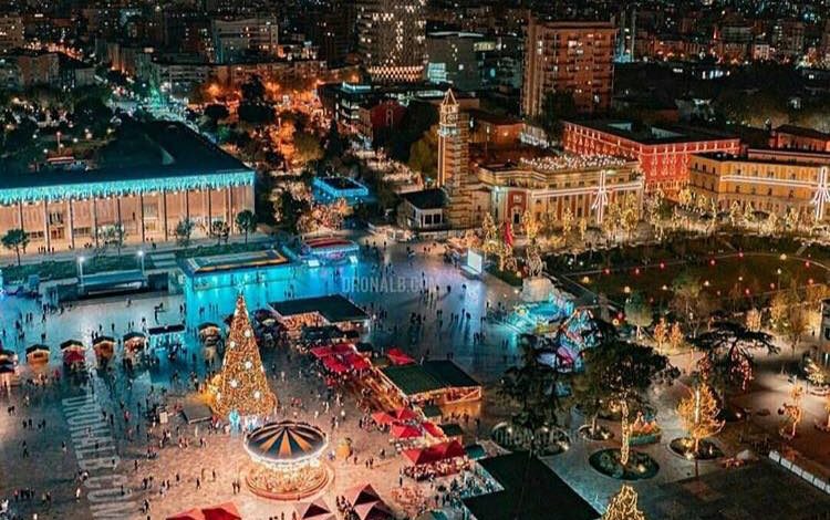 TIRANA NË NËNTOR/ Pamjet FANTASTIKE të kryeqytetit nën atmosferën festive!