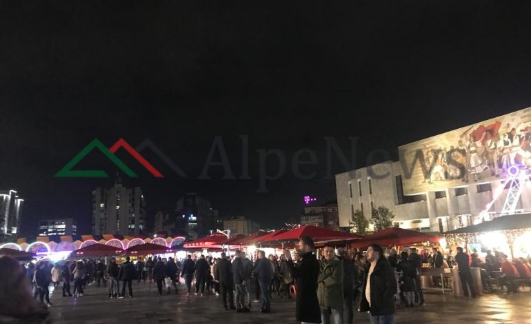 TIRANA NË FESTË/ Plas “AHENGU” tek “Sheshi Skënderbej”. Nën reshjet e shiut qytetarët… (VIDEO)