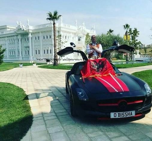 SI NË “MONTE CARLO”/ Shqiptarët “VESHIN” makinat për festat e Nëntorit, flamuri… (FOTOT)