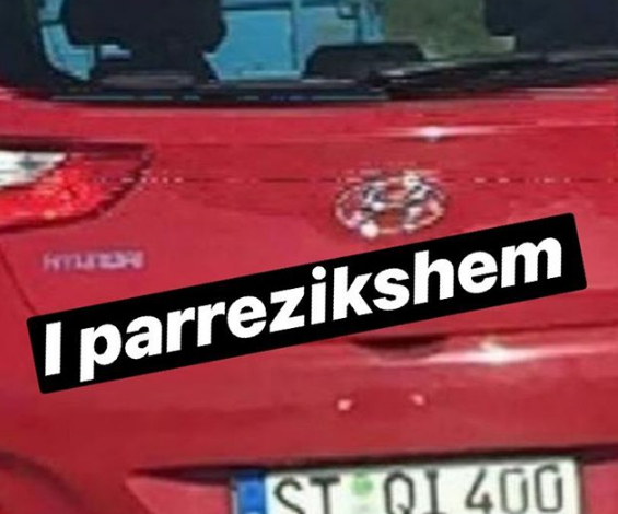 “I PARREZIKSHËM”/ Targa e makinës që do t’ju bëj të qeshni me lot! (FOTO)