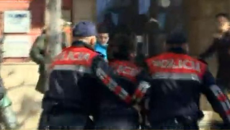 PROTESTA PARA KUVENDIT/ 6 efektivë të lënduar. Policia, apel protestuesve: Ju lutemi, mos…