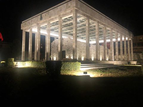 RAMA PUBLIKON FOTOT/ Me pamjet e mbrëmshme të Memorialit të Skënderbeut në Lezhë