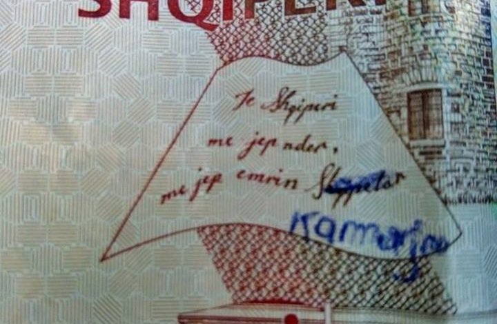 TË SHKRUASH MBI 2 MIJË LEKSHIN/ Kur “shqiptar” bëhet… kamarier! (FOTO)