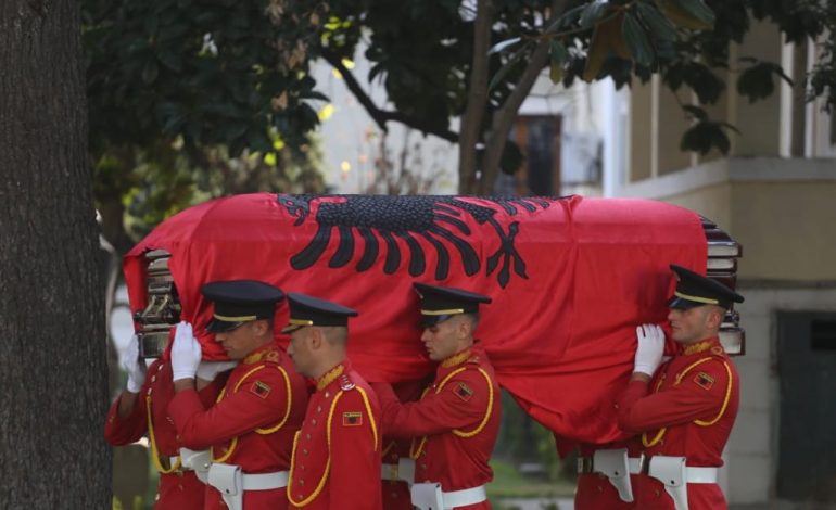 HOMAZHET/ Mid’hat Frashëri i mbështjellë me flamurin kuq e zi varroset pranë vëllezërve Frashëri, ja detajet e ceremonisë (FOTO)