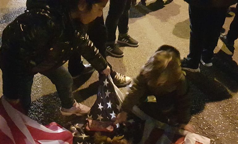 GRISIN FLAMURIN AMERIKAN/ Ekzaltohet deputetja demokrate, Vokshi: Protesta vazhdon