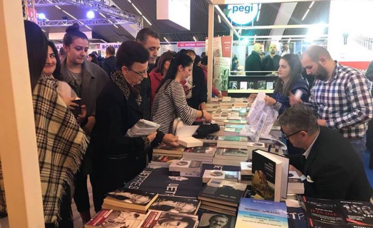 “PANAIRI I LIBRIT 2018″/ Dita e fundit vjen me “FLUKSIN” e qytetarëve. “Nuk është asnjëherë vonë…” (FOTO)