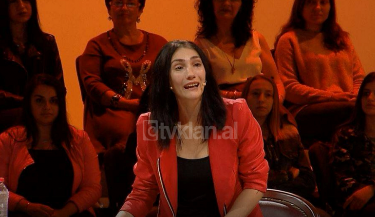 “NA 500 MIJË LEKË DHE HIQ FËMIJËN”/ Historia e Julidës, e braktisur nga i dashuri dhe familja (VIDEO)