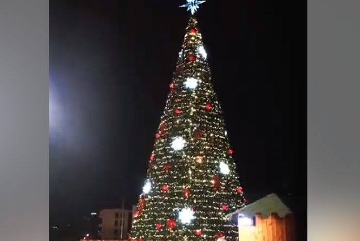 SI RRALLËHERË/ Tirana ndez dritat e pemës! Veliaj: I keni gati pulovrat me kaprolla? (VIDEO)