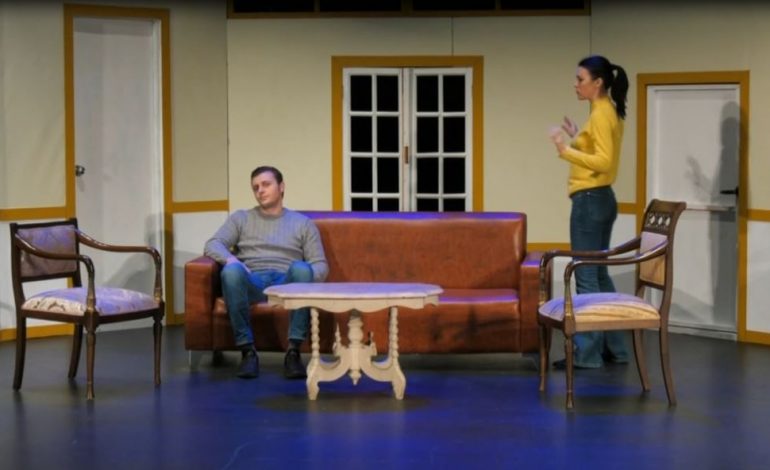 “KËMBËZBATHUR NË PARK”/ Shfaqja e dramaturgut Neil Simon në “ArTubina”