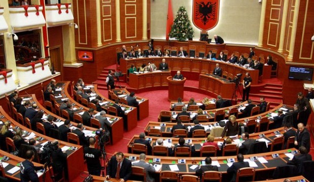 SHIFRAT/ 16 deputetët me rrogat më të larta dhe më të ulëta të Kuvendit, njihuni me hendekun e thellë mes tyre