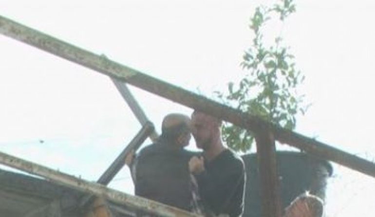 BURRI TENTOI TË HIDHEJ NGA TARRACA/ Zbulohet arsyeja TRONDITËSE. Gruaja e tij kishte…