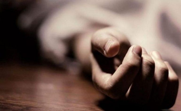 E RËNDË NË KAVAJË/ Gruaja PRET damarët. Në gjendje depresive tenton të…
