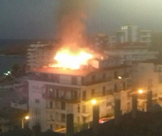 E FUNDIT/ Përfshihet nga flakët kati parë i një hoteli në Sarandë (FOTO)