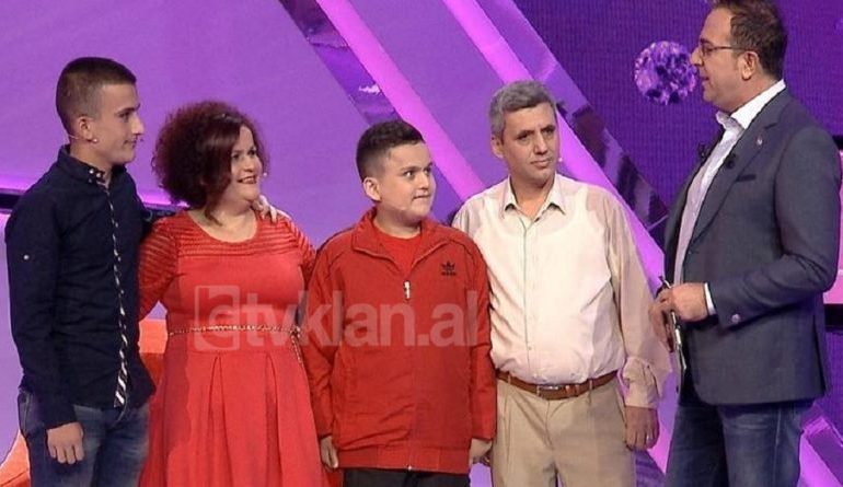 “KËRKOJ NDIHMË”/ Historia e pazakontë e 42 vjeçares: Jam lodhur duke u kujdesur për 4 meshkuj (VIDEO)