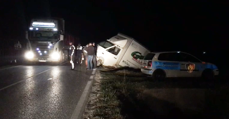 SHMANGET TRAGJEDIA NË FIER/ I bllokohet timoni, kamioni përfundon në kanal