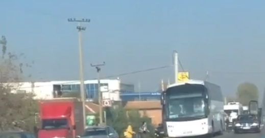 ALARMI I PASAGJERËVE/ Prishet autobusi, qytetarët zbresin me shpejtësi nga frika e ndonjë zjarri (VIDEO)