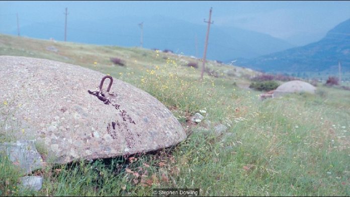 BBC ARSYEJA QË ENVER HOXHA NDËRTONTE BUNKERË/ Kishte frikë nga Lufta e Ftohtë