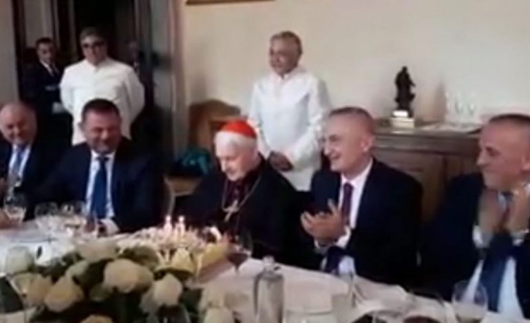 “KOHA SHËRON GJITHÇKA”/ Bashkohen në festë Tom Doshi dhe Ilir Meta, të dy duke kënduar (VIDEO)