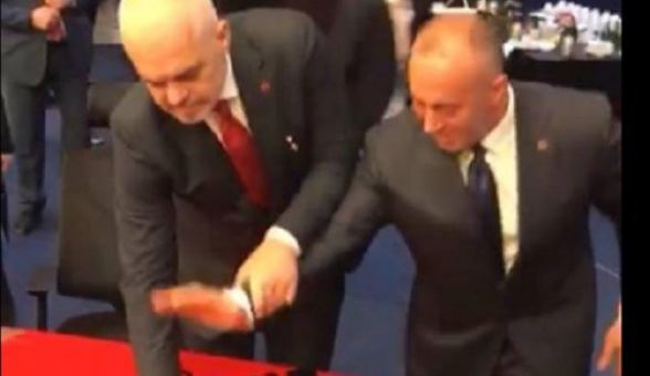 VIDEO EPIKE/ Rama tërheq “me forcë” Ramush Haradinajn dhe ia vendos dorën mbi flamur (VIDEO)