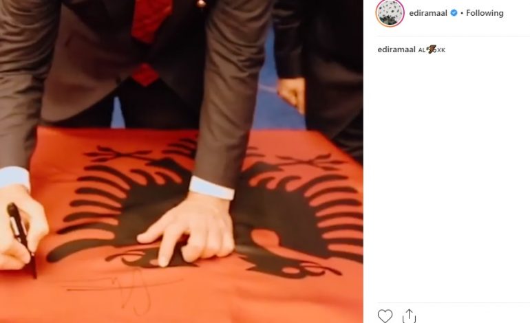 MBLEDHJA E DY QEVERIVE/ Rama dhe Haradinaj firmosin flamurin kuqezi dhe bashkojnë duart