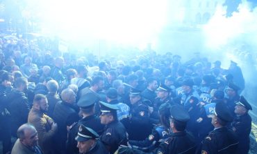 PROTESTA/ Zbardhet kërkesa e Prokurorisë: Burg për 6 nga 11 të arrestuar