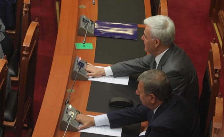 DEKRETI/ Fatmir Xhafaj voton i buzëqeshur shkarkimin e tij, i ulur në karrigen e Saimir Tahirit (FOTO)