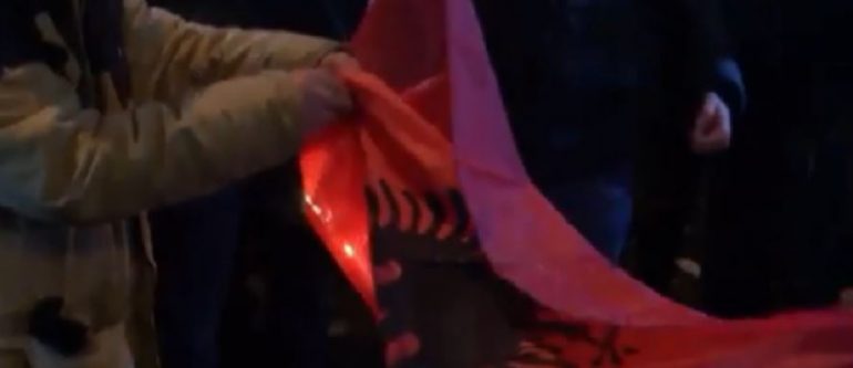 DIGJET FLAMURI KUQ E ZI NË GREQI/ Nxënësja shqiptare humb ndjenjat