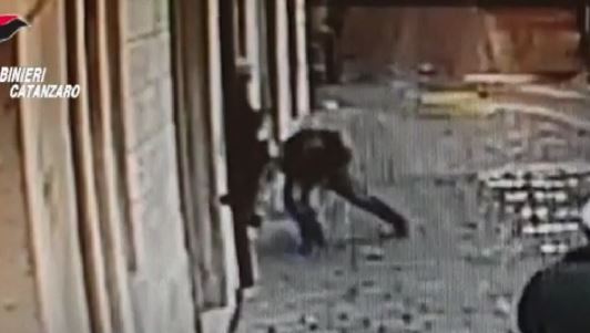 GRABISTE ME ARMË DHE LIDHTE NJERËZIT/ Kapet shqiptari që bënte KËRDINË në…