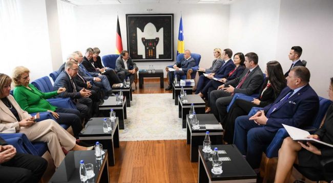 HARADINAJ TAKIM ME DEPUTETËT E PARLAMENTIT GJERMAN/ Flasin për vizat e dialogun