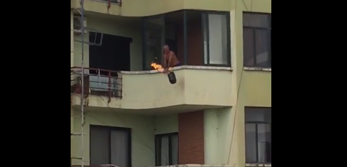 NDODH NË LEZHË/ Bombola e gazit i merr flakë, BURRI e hedh nga ballkoni (VIDEO)