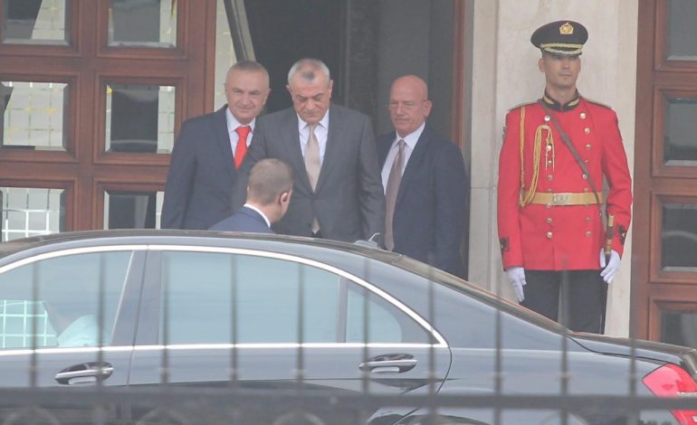 MOSDEKREDITIMI I MINISTRIT TË RI/ Përfundon takimi Ruçi-Meta, presidenti e përcjell deri tek dera