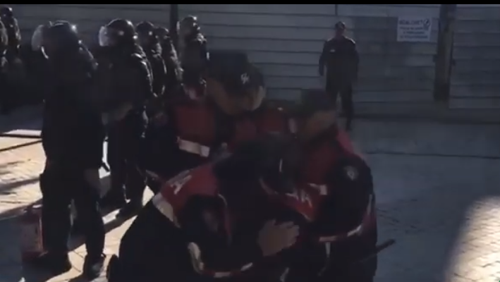 PROTESTA PARA KUVENDIT/ Pamje të rënda. Efektives së policisë i këputen 4 gishta nga kapsollat (VIDEO)