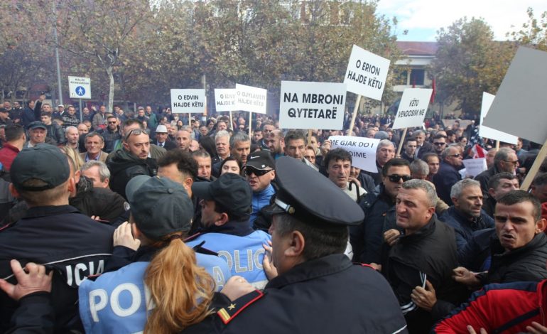 PROTESTA PARA KUVENDIT/ Lëndohen 6 efektivë të policisë, mes tyre edhe zv.drejtori i Tiranës