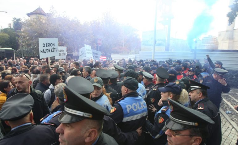 “SHASHKA, FISHEKZJARRË DHE FLAKADANË”/ Banorët e “ASTIRIT” përplasen sërish me policinë, tentojnë të futen në Parlament (FOTO+VIDEO)