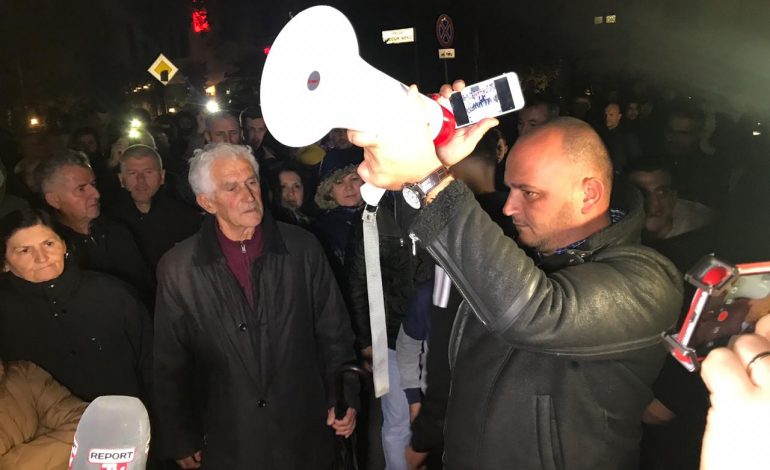PROTESTA TEK “UNAZA E RE”/ Banorët PËRPLASEN me policinë. Çajnë rrethimin e kantierit