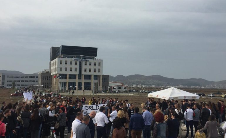 NDOTJA NGA MBETJET NË DURRËS/ Studentët e pedagogë dalin në protestë: E pamundur të zhvillohet mësim