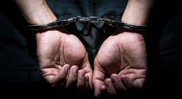 SERBI ARRESTOHEN 8 PERSONA/ Kryenin trafik të qenieve njerëzore