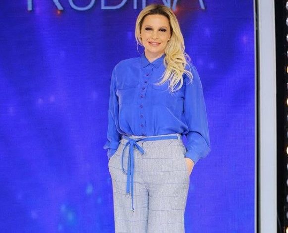 IU BASHKUA “LËVIZJES KOMBËTARE PËR LEXIM”/ Ky është libri që ka zgjedhur të lexojë Rudina Magjistari (VIDEO)
