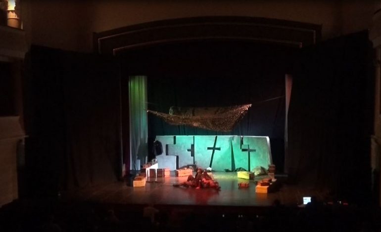 “Dogfall” në teatrin “Migjeni”/ Shfaqja mbi transformimin e qenies njerëzore (VIDEO)