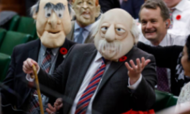 E PAZAKONTË/ Deputetët futen në Parlament të maskuar për Halloween (FOTO)