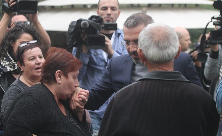 KONFERENCA/ “Je mbreti i Shqipërisë”, gruaja i puth dorën Tahirit (Foto)
