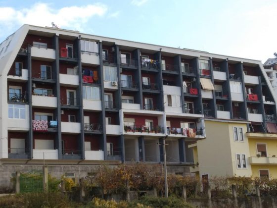 TIRANA “VISHET” ME FLAMUJ KUQEZI/ Qytetarët i përgjigjen thirrjes së Veliajt (FOTOT)