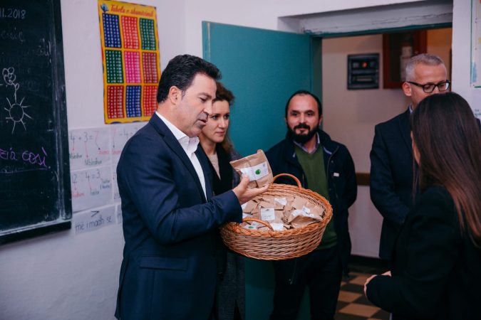 “FRUTA TË FRESKËTA NË SHKOLLË”/ Nisma “KTHEN” Peleshin në Korcë